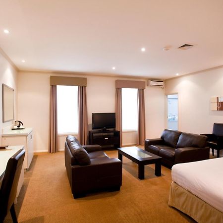 Beau Monde International Hotel Doncaster East Room photo