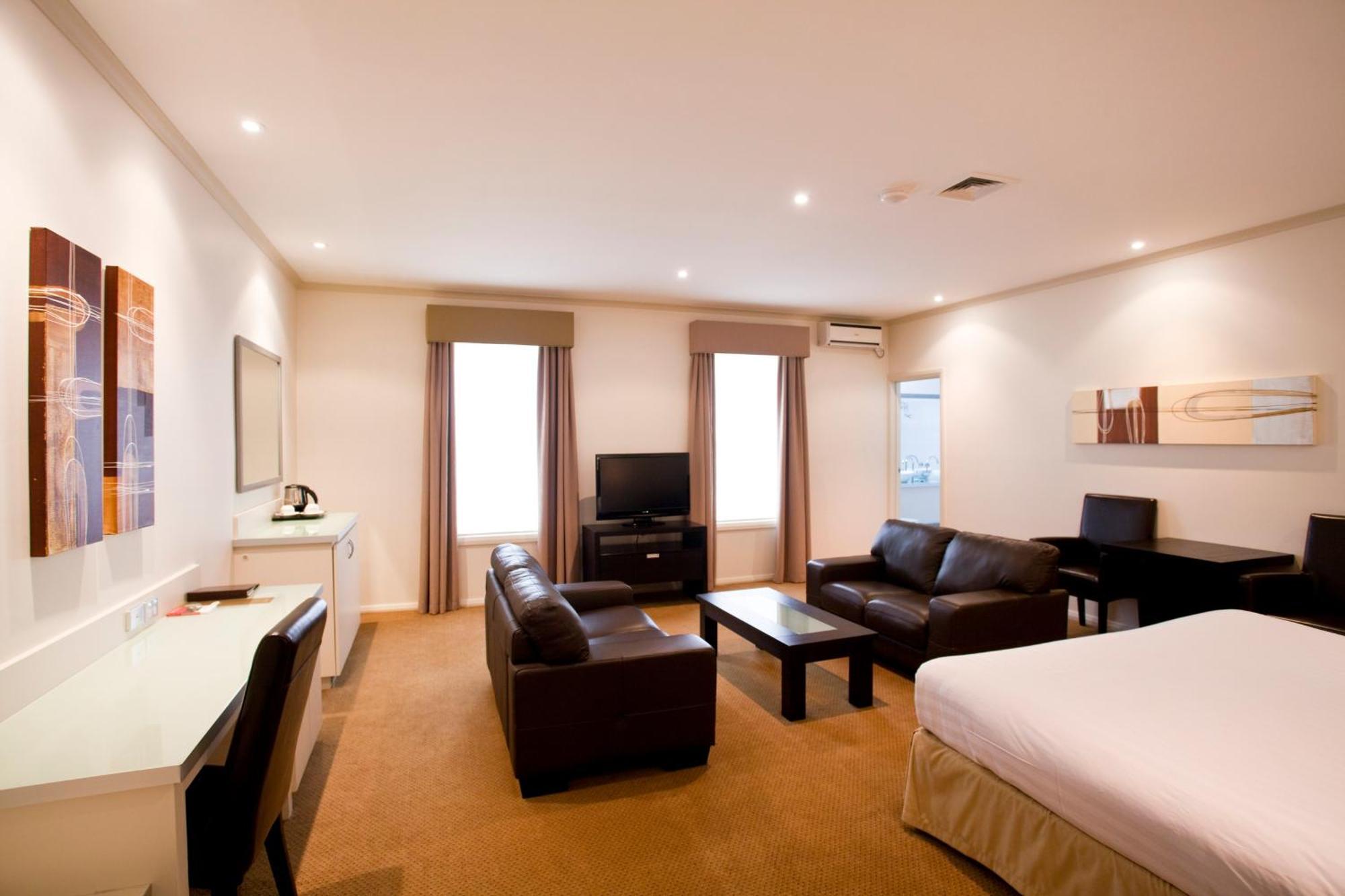 Beau Monde International Hotel Doncaster East Room photo