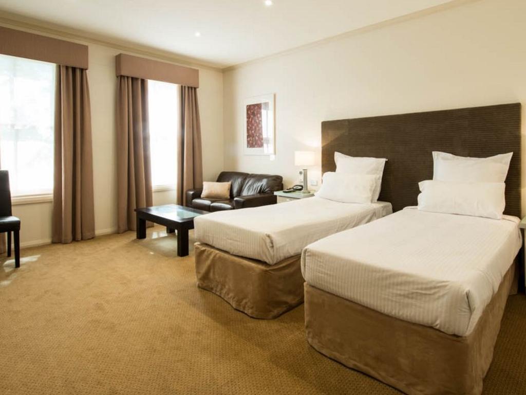 Beau Monde International Hotel Doncaster East Room photo