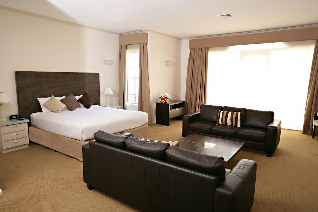 Beau Monde International Hotel Doncaster East Room photo